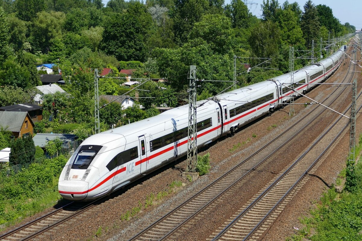 DB Fernverkehr AG mit ICE 4 '812-019-8' (TZ9019), hier kommend  als ICE 800, mit Fahrtziel Hamburg-Altona,  kurz vor dem Bf. Berlin-Spandau im Juni 2021. ICE4