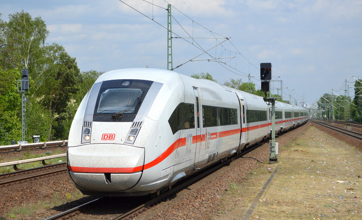 DB Fernverkehr AG mit ICE 4 „Female ICE“, ein Aktionszug, der für mehr Frauen bei der Deutschen Bahn wirbt ,  Tz 9046  (412 046-1) wahrscheinlich Richtung Hamburg am 11.05.22 Durchfahrt Bf. Berlin Jungfernheide.