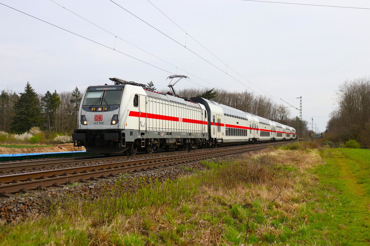DB Fernverkehr Bombardier Traxx 147 566-4 mit IC2 in Mainz Bischofsheim am 17.03.24