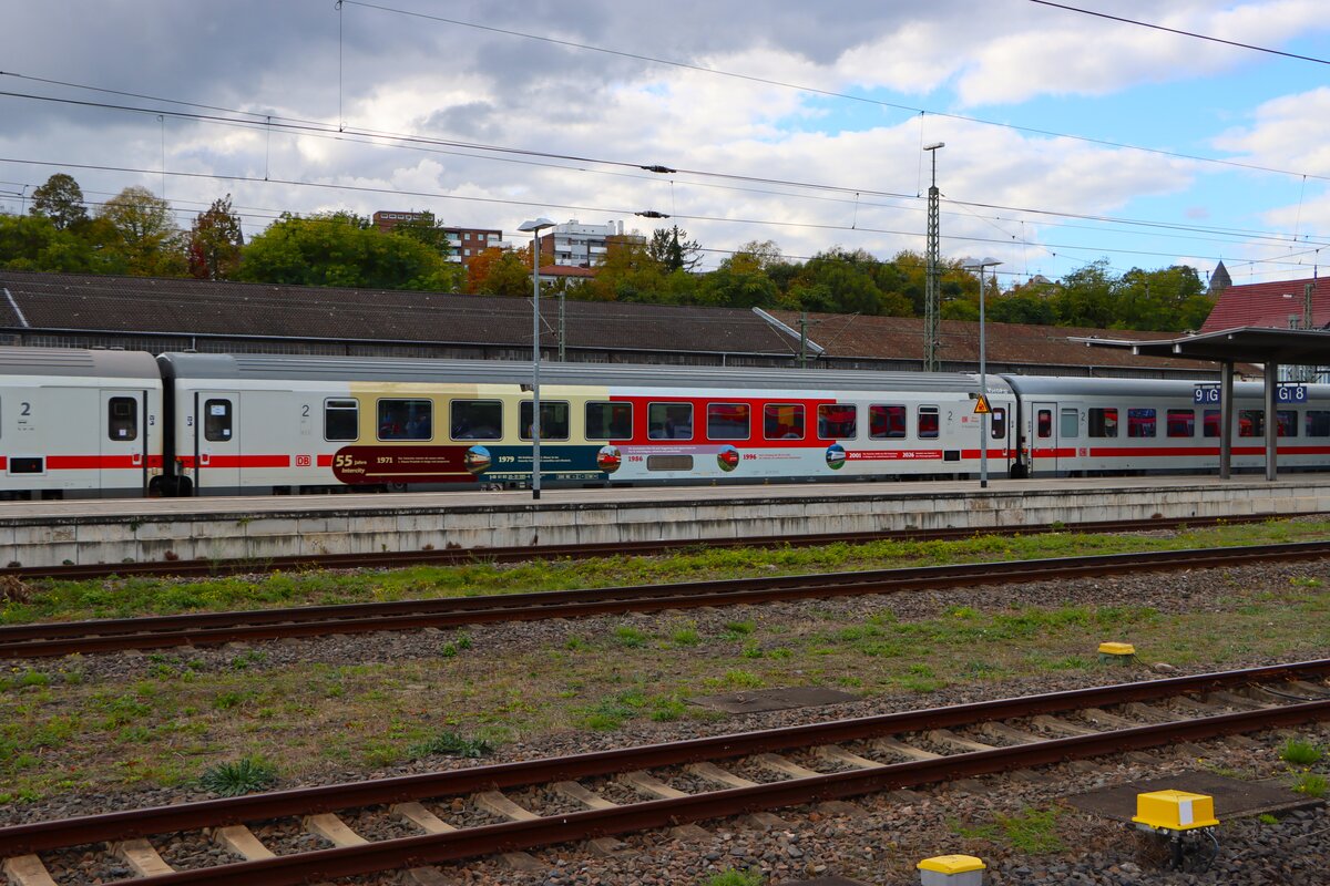 DB Fernverkehr IC Sonderdesign Mittelwagen am 10.10.26 in Wiesbaden Hbf vom Bahnsteig aus fotografiert 