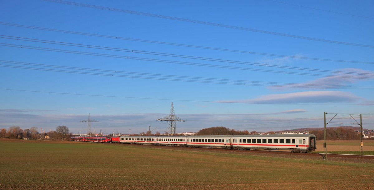 DB Fernverkehr IC Zug mit einer 101 vorne dran trifft auf einen DB Regio Mittelhessenexpress 442 xxx (Hamster) am 18.11.18 auf der Main Weser Bahn bei Bad Vilbel Dortelweil