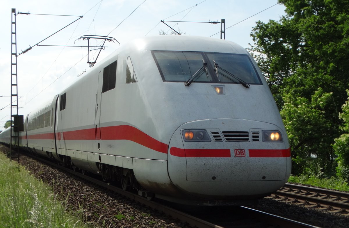 DB Fernverkehr ICE 1 (BR 401) am 27.05.16 bei Maintal Ost. Wahrscheinlich wurde der Zug umgeleitet, da die ICE 1 normal über Offenbach Fahren