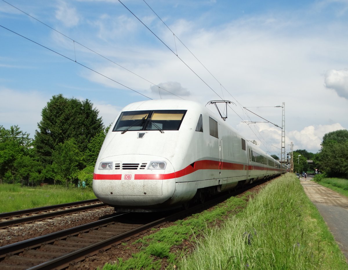 DB Fernverkehr ICE 1 (BR 401) am 27.05.16 bei Maintal Ost. Wahrscheinlich wurde der Zug umgeleitet, da die ICE 1 normal über Offenbach Fahren