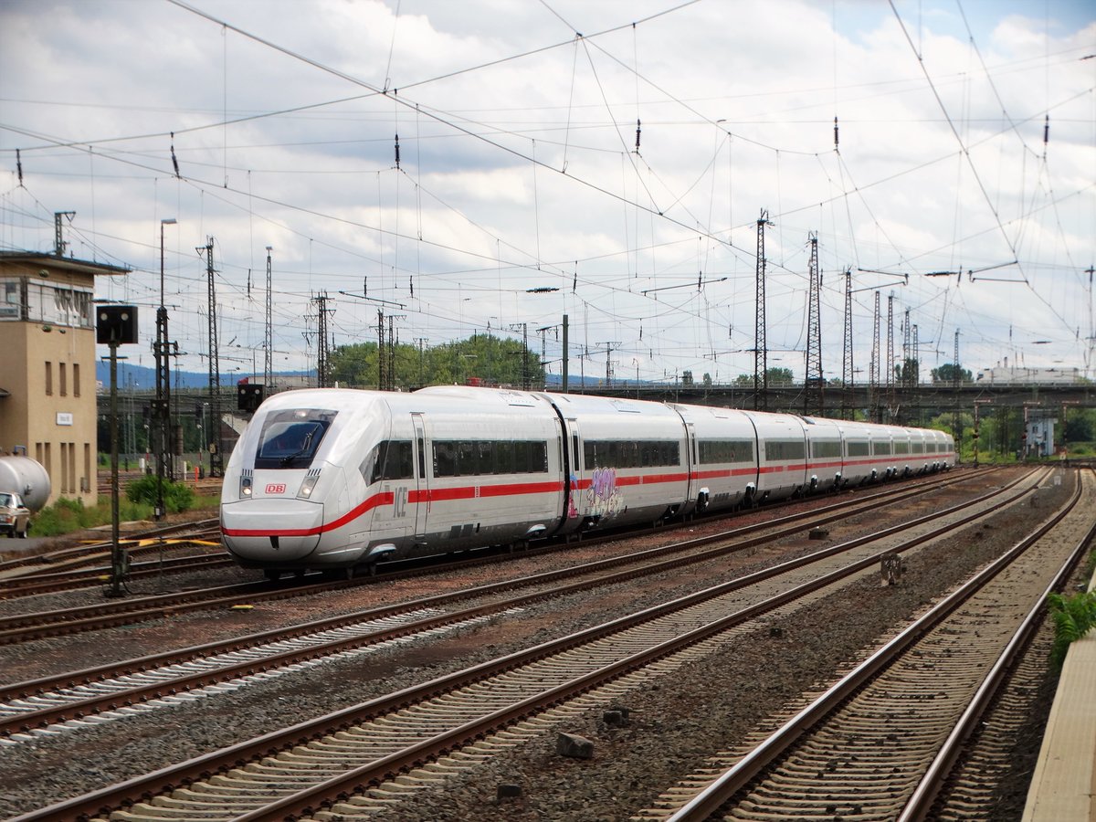 DB Fernverkehr ICE 4 9001 (412 001) am 18.08.17 in Hanau Hbf Südteil vom einen Bahnsteig aus fotografiert. Leider ist er schon Beschmiert worden 