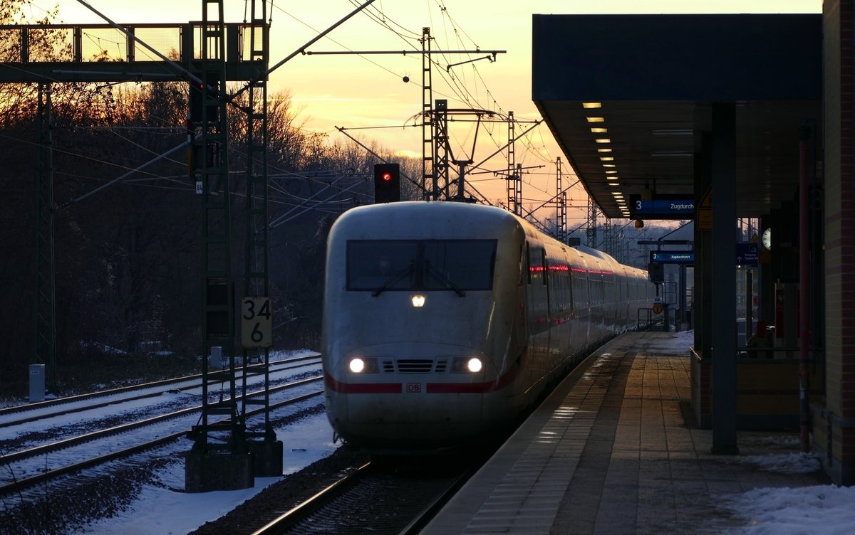 DB Fernverkehr, ICE 801, mit dem ICE 1 '401 090-6' (Tz 190) ''Ludwigshafen am Rhein'', durchfährt auf Gleis 3 kommend, in östlicher Richtung den Bahnhof von Berlin Jungfernheide im Februar 2021.