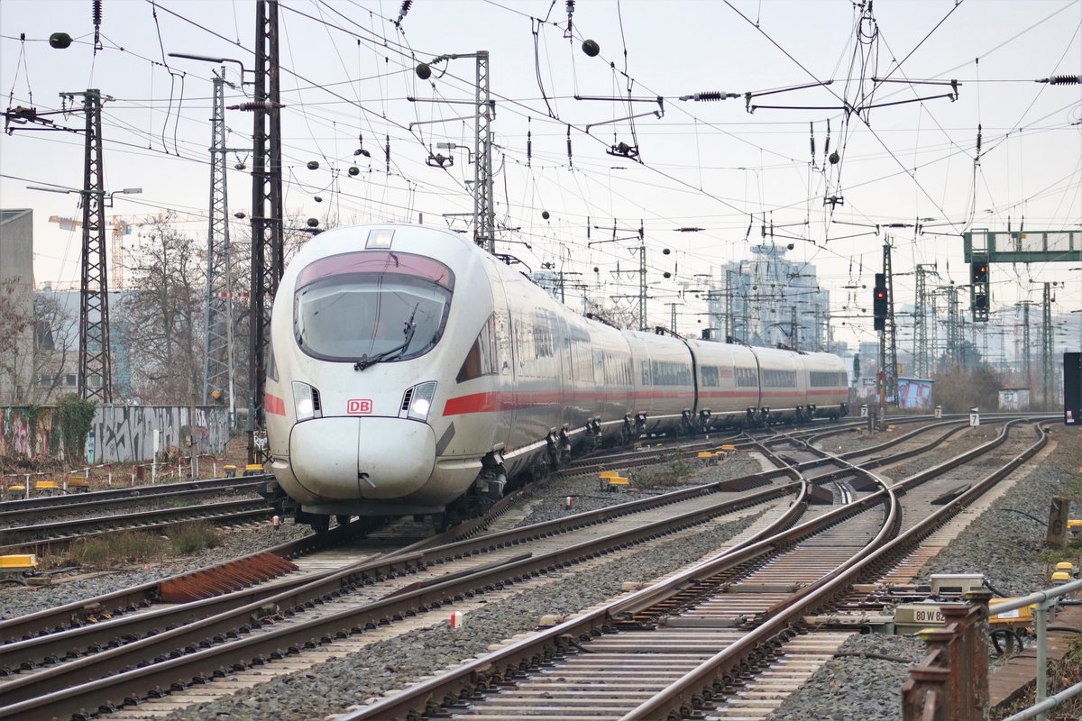 DB Fernverkehr ICE-T 411 xxx am 02.02.19 in Frankfurt am Main Main von einen Gehweg aus fotografiert per Telezoom