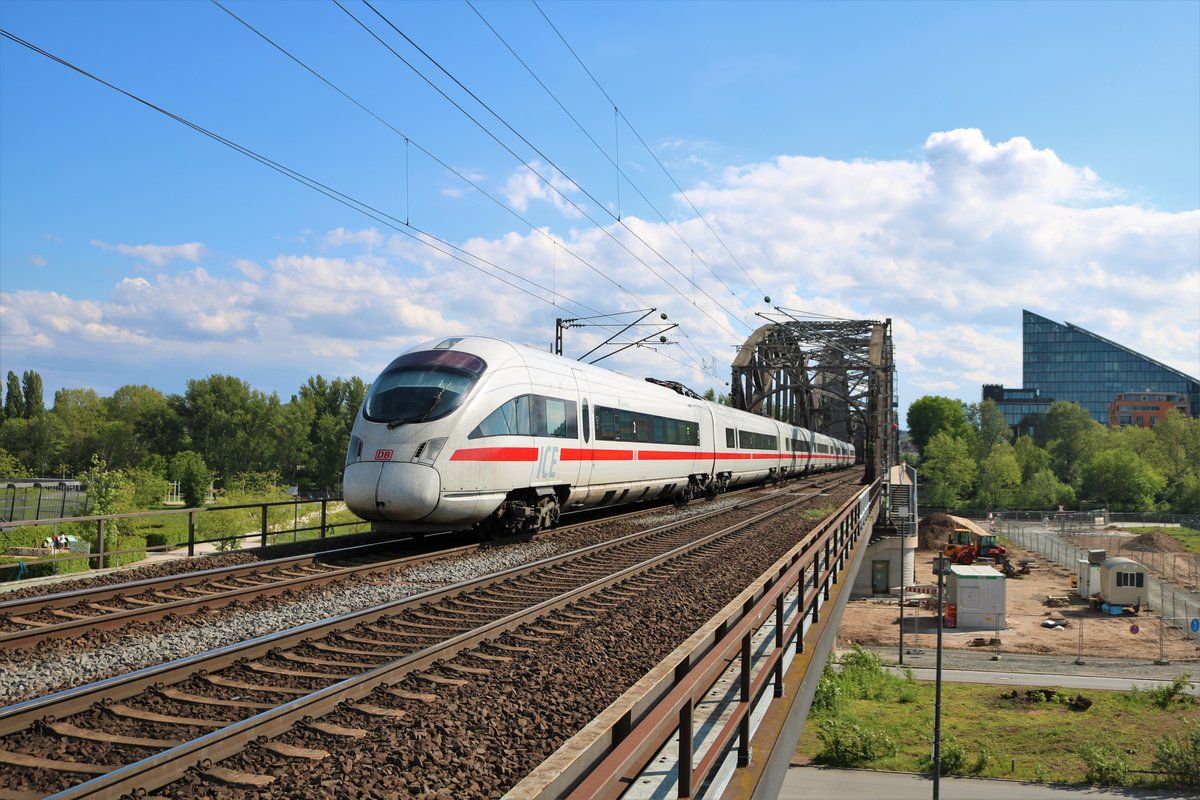 DB Fernverkehr ICE-T am 03.05.19 auf der Deutschherrenbrücke in Frankfurt am Main von einen Steg aus fotografiert