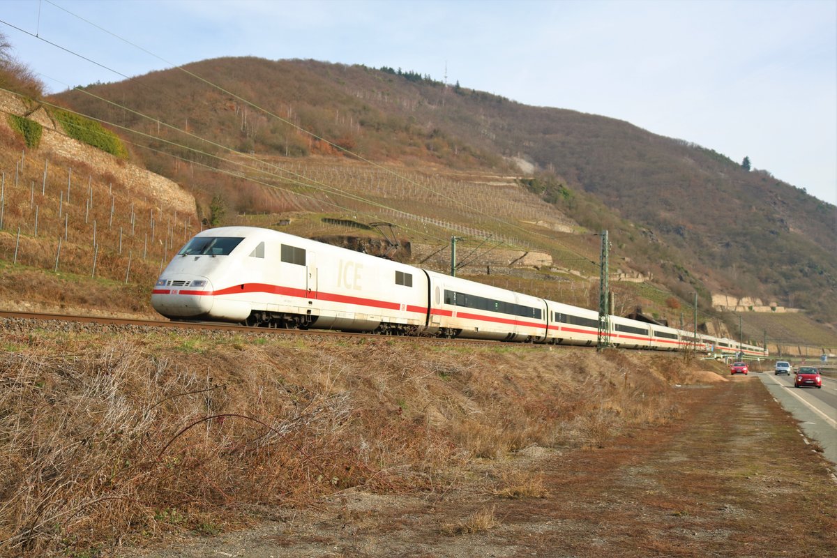 DB Fernverkehr ICE1 (401 010) auf der Rechten Rheinstrecke am 23.02.19 zwischen Assmanshausen und Lorch