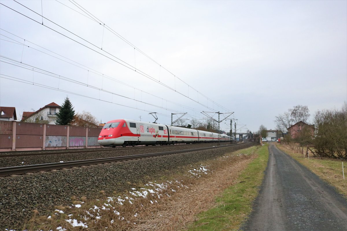 DB Fernverkehr ICE1 401 012 mit Duplo Werbung bei Rodenbach (Main Kinzig Kreis) am 20.03.18