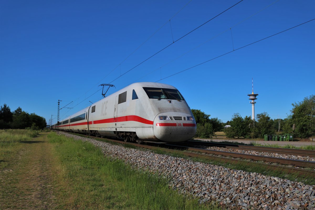 ICE 1 kurz vor der Abfahrt nach HamburgAltona, WienWest Bahnbilder.de