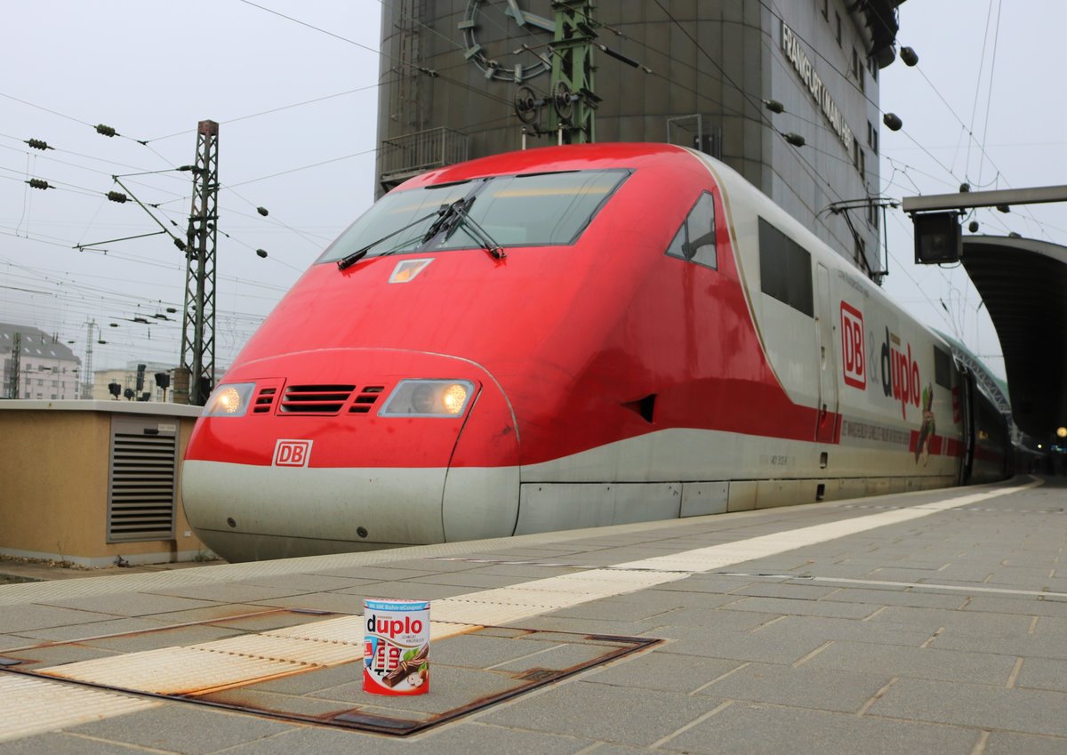 DB Fernverkehr ICE1 (401 512-9) mit Ferrero Duplo Werbung und Duplo Schachtel auf dem Bahnsteig am 27.01.18 in Frankfurt am Main Hbf 