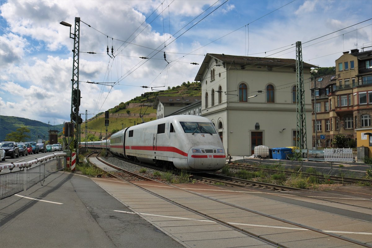 DB Fernverkehr ICE1 (401 557-4) am 02.05.20 in Rüdesheim am Rhein von einen aus fotografiert über einen Zaun. Ich stehe nicht hinter der Schranke oder im Gleisbereich