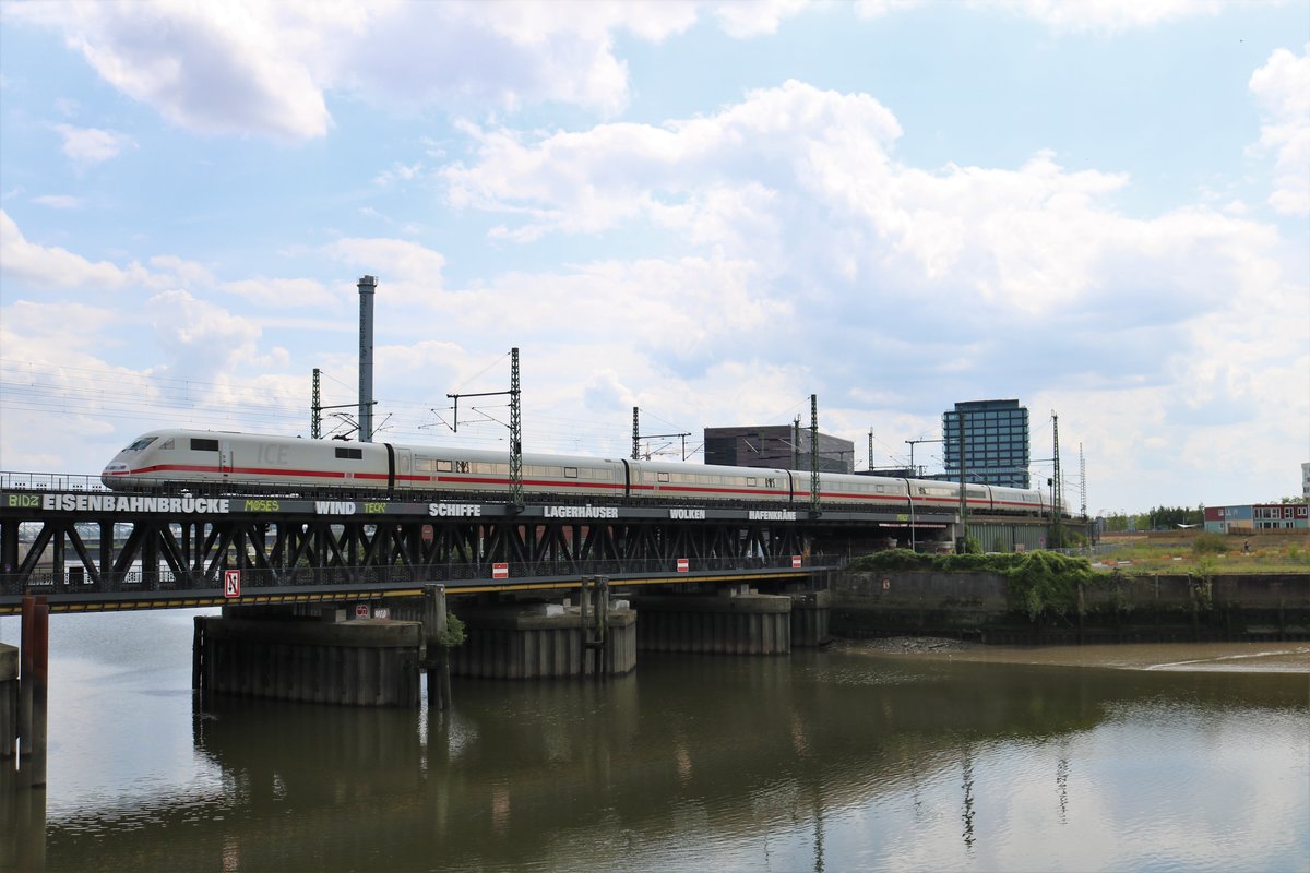 DB Fernverkehr ICE1 (401 xxx) am 18.07.19 auf der Eisenbahnbrücke in Hamburg in der nähe des Hauptbahnhofes 