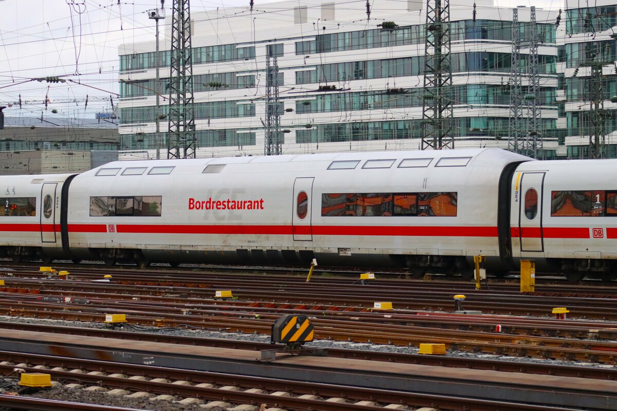 DB Fernverkehr ICE1 Speisewagen am 06.01.24 in Frankfurt am Main Hauptbahnhof vom Bahnsteig aus fotografiert