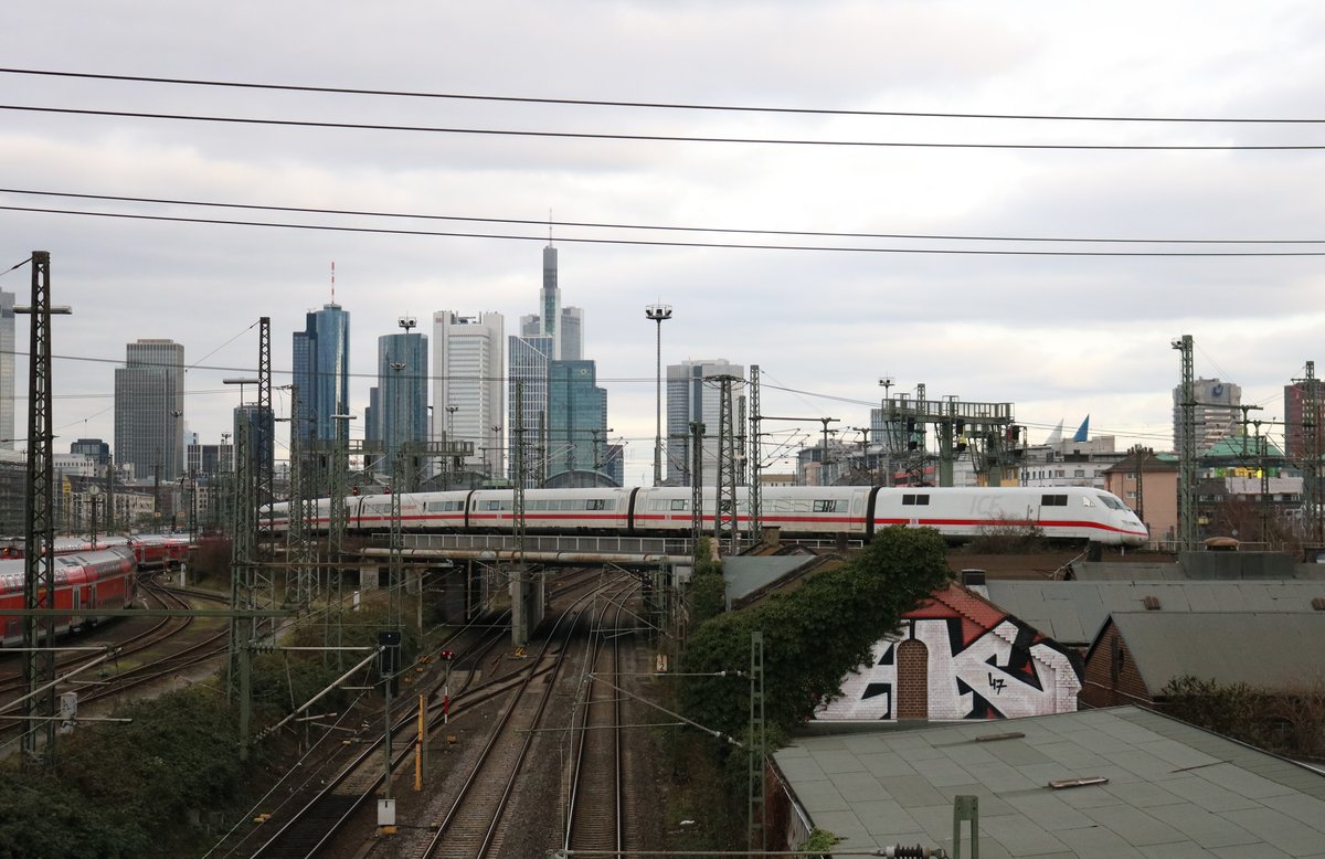 DB Fernverkehr ICE2 402 xxx am 11.01.20 in Frankfurt am Main von der Camberger Brücke aus fotografiert vor der Skyline 