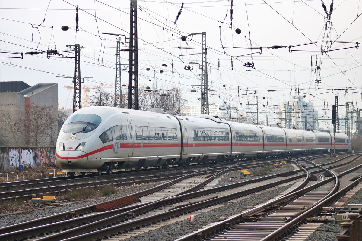 DB Fernverkehr ICE3 403 xxx am 02.02.19 in Frankfurt am Main Main von einen Gehweg aus fotografiert per Telezoom