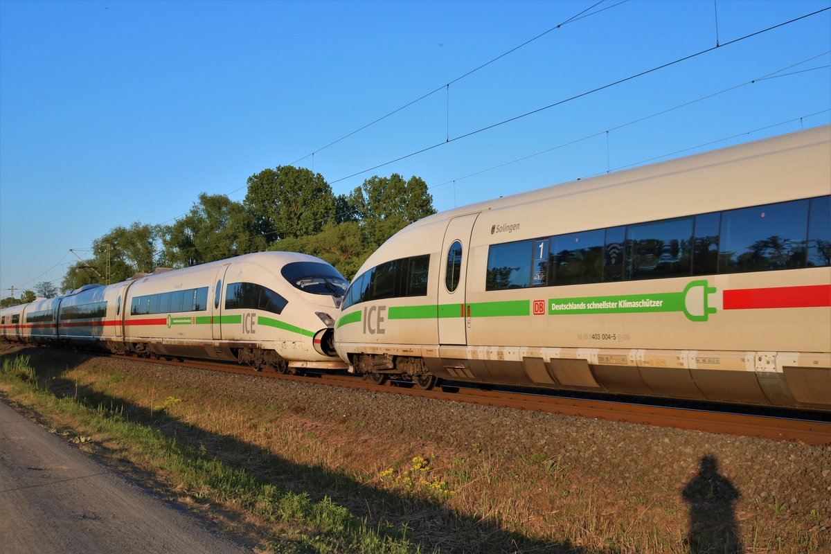 DB Fernverkehr ICE3 (403 xxx) Doppeltraktion am 24.06.20 in Rodenbach mit grünen Streifen