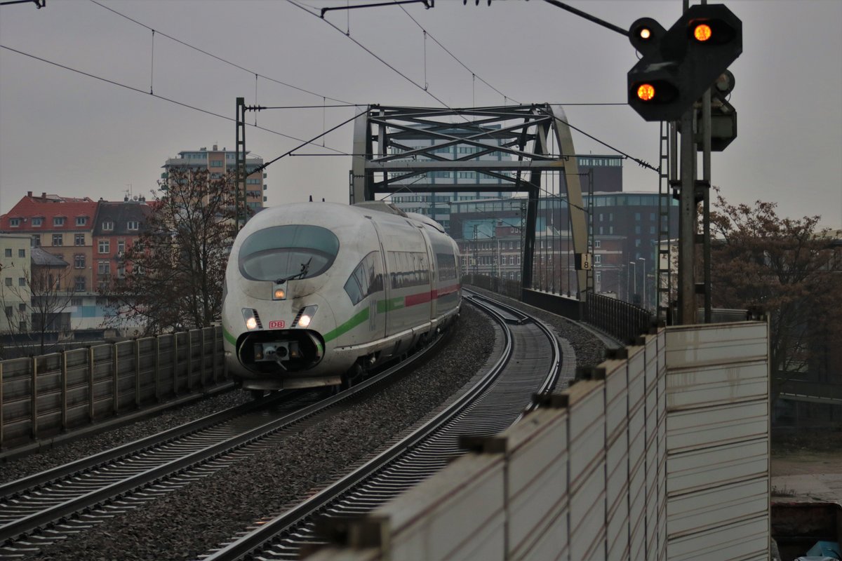 DB Fernverkehr ICE3 (403 xxx) am 03.01.21 in Mannheim Handelshafen vom Bahnsteig per Zoom fotografiert