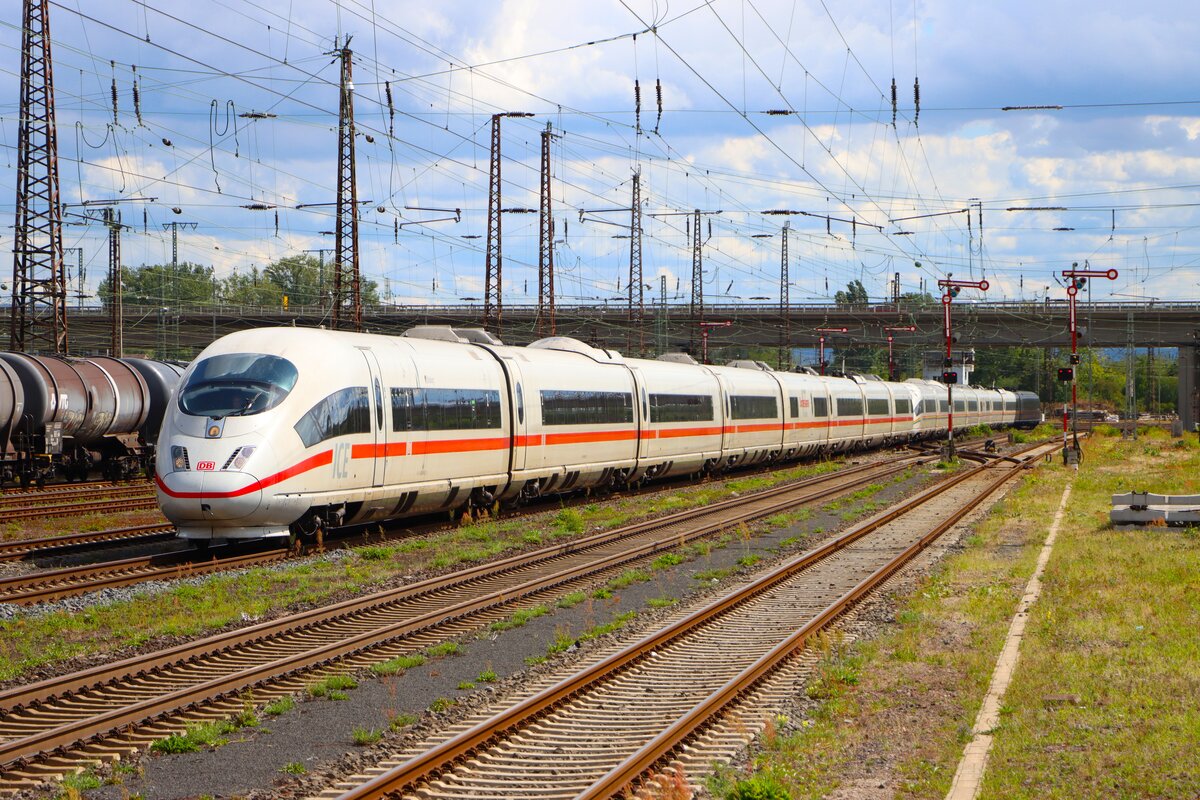 DB Fernverkehr ICE3 (403 xxx) am 29.08.26 in Hanau Hbf vom Bahnsteig aus fotografiert