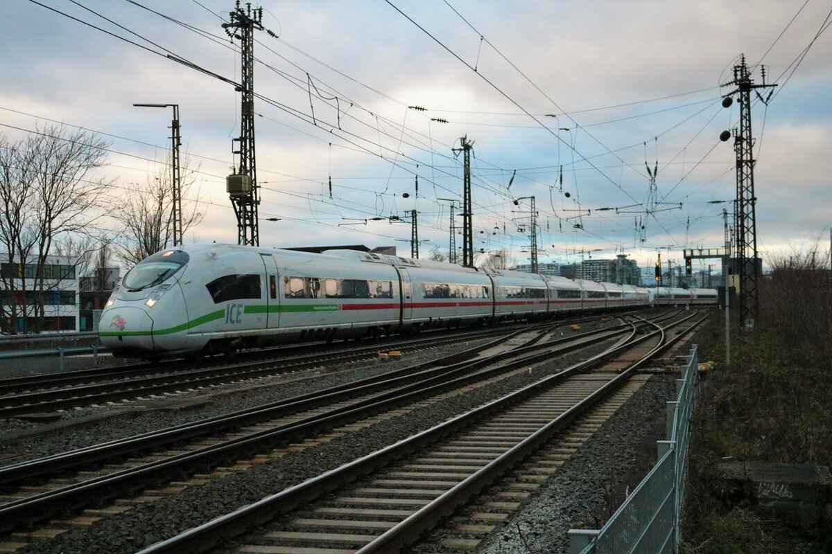 DB Fernverkehr ICE3 Velaro D Doppeltraktion am 22.01.22 in Frankfurt am Main Main Neckar Brücke