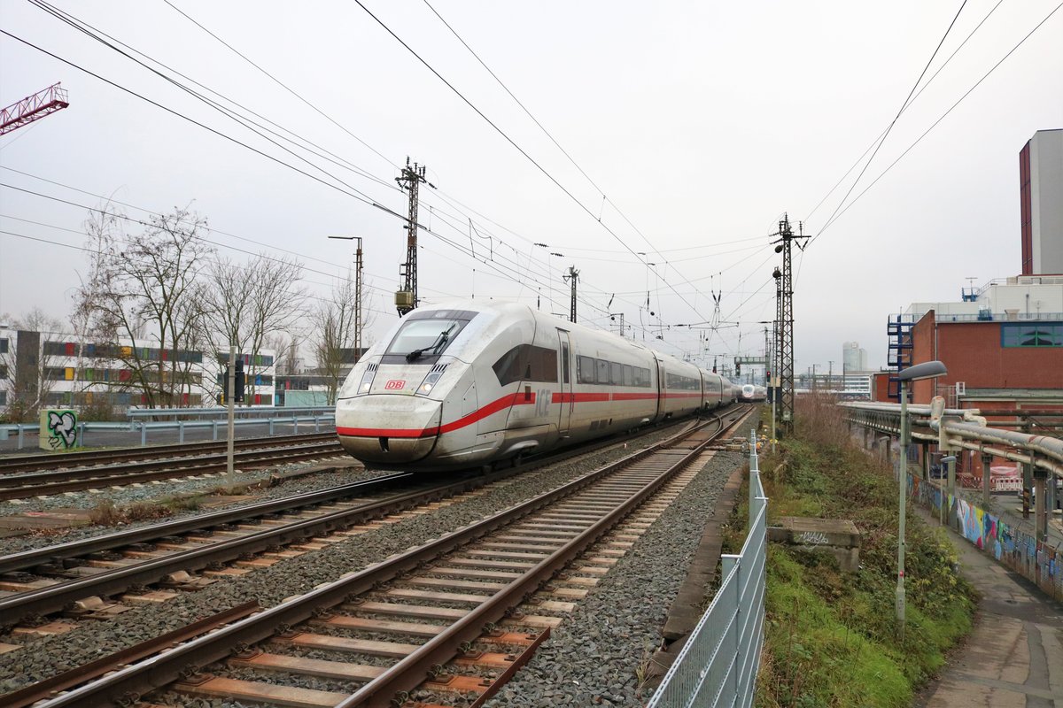 DB Fernverkehr ICE4 412 018 am 06.01.20 in Frankfurt am Main von einen Gehweg aus fotografiert