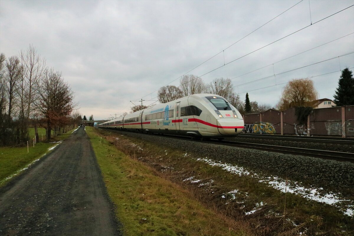 DB Fernverkehr ICE4 (412 019) mit Paramount Werbung als ICE5579 in Rodenbach (Main Kinzig Kreis) am 21.01.23