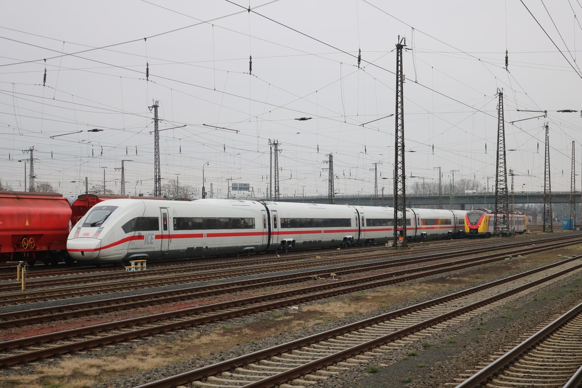 DB Fernverkehr ICE4 412 xxx abgestellt am 12.12.20 in Hanau Hbf von einen Bahnsteig aus gemacht