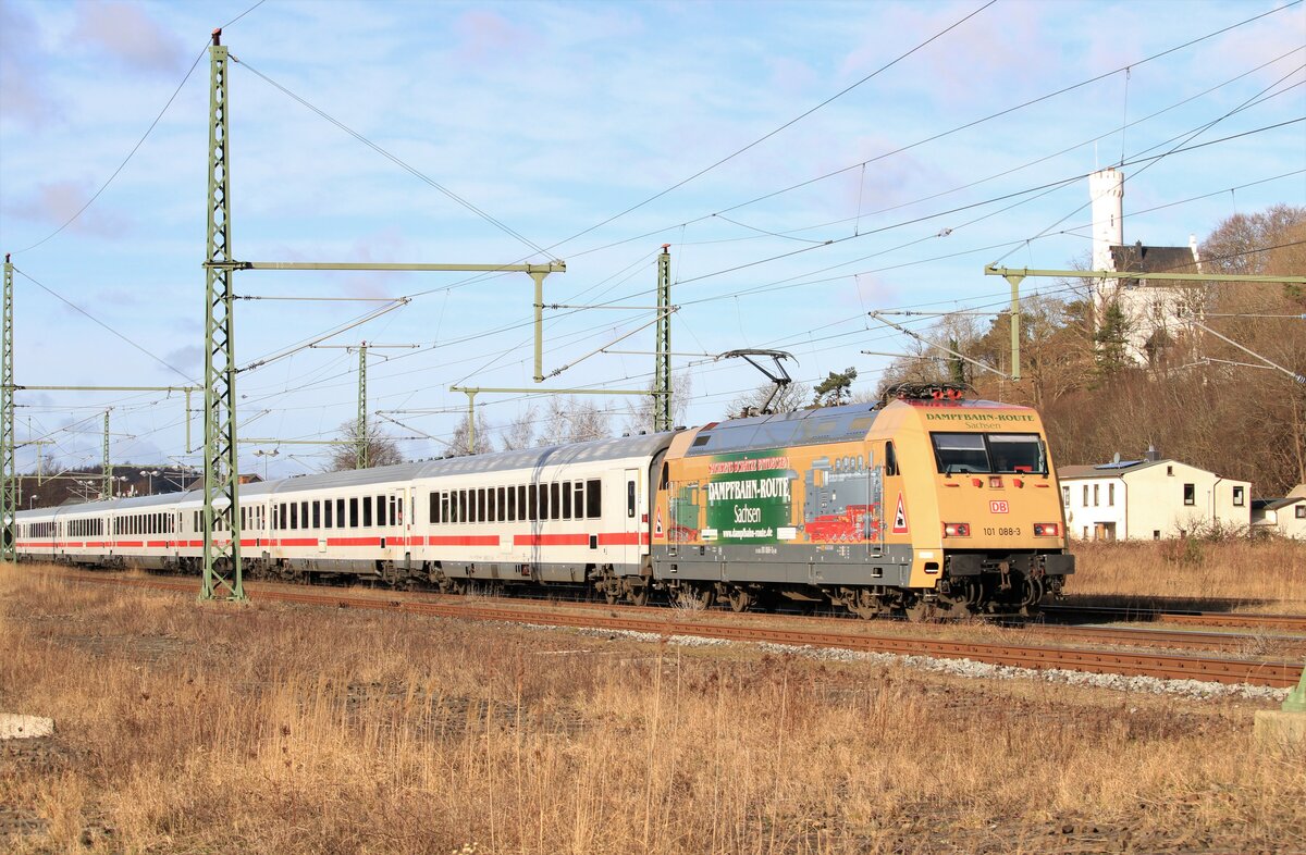 DB Fernverkehr Leerpark Stralsund Hbf - Ostseebad Binz, für den IC 2213. Hier zu sehen im Bahnhof von Lietzow, mit der 101 088 (Dampfbahnroute Sachsen). (22.02.2022)