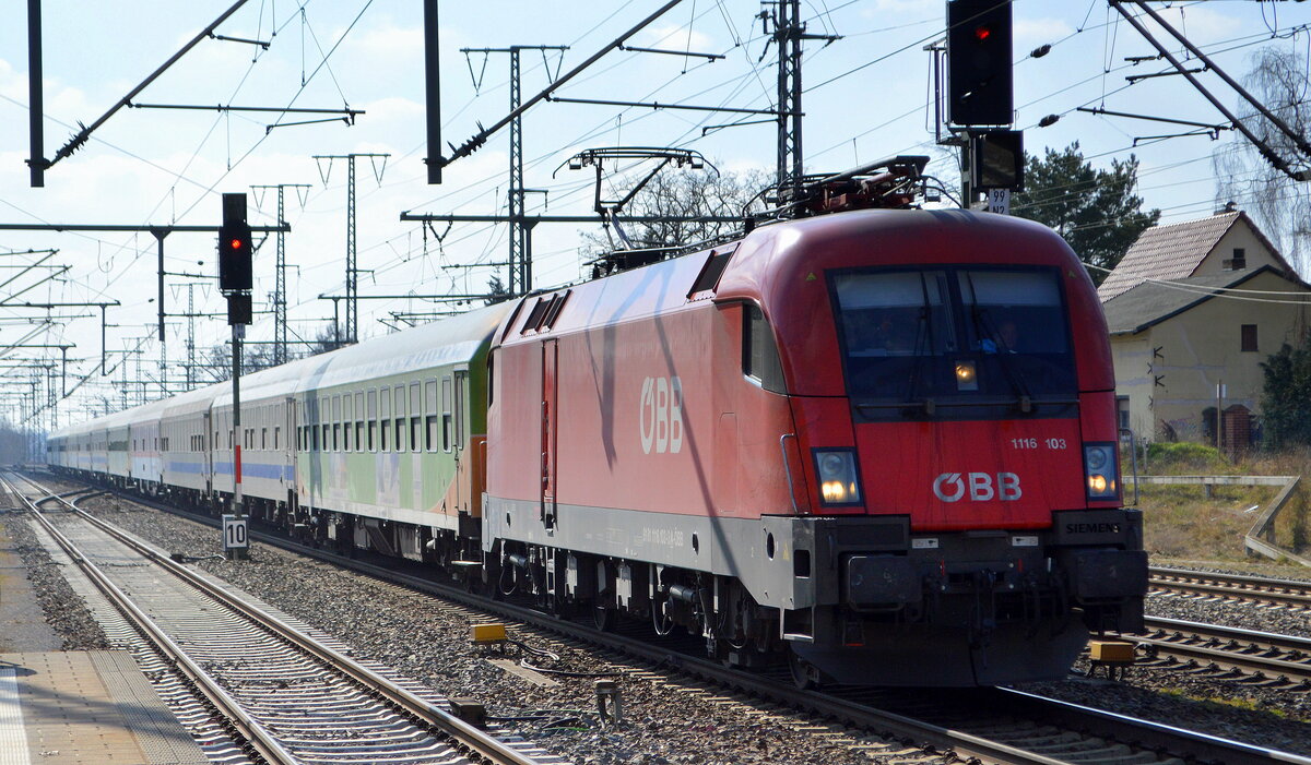 DB Fernverkehr mit dem angemieteten Taurus der Österreichische Bundesbahnen [A]  1116 103  [NVR-Nummer: 91 80 1116 103-3 A-ÖBB] und diversen Personenwagen im Sonderzugeinsatz für die Flüchtlinge aus der Ukraine, die von Polen nach Deutschland per Bahn kommen, hier am 10.03.22 bei einer Leerfahrt durch den Bahnhof Golm (Potsdam).