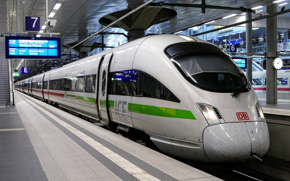 DB Fernverkehr mit dem ICE -T 411 525-9 , ''Arnstadt'' /Triebzug 1125, kurz vor seiner Abfahrt, als IC 1600 nach Hamburg -Altona auf Gleis 7. Berlin -Hauptbahnhof im März 2020.