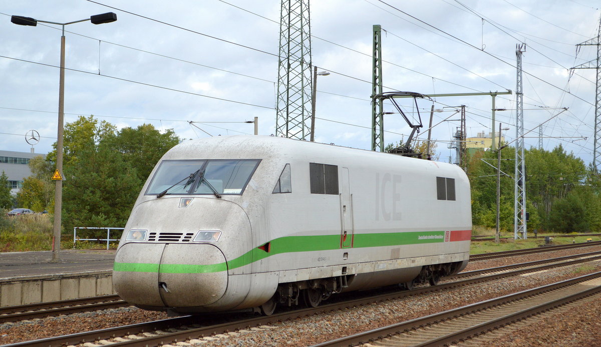 DB Fernverkehr mit dem ICE 2 Triebkopf  402 014-5  bei der Durchfahrt Bf. Flughafen Berlin Schönefeld am 06.10.20  