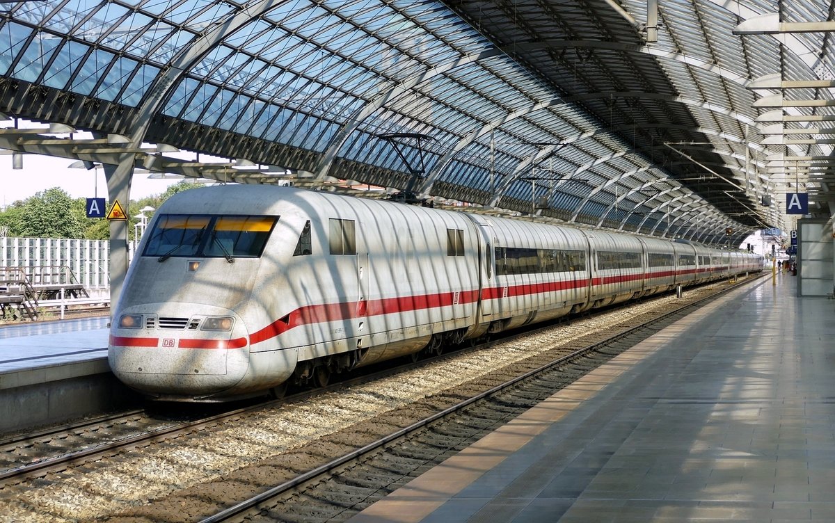 DB Fernverkehr mit dem ICE1 ''401 569-9'' (Tz169) ''Worms''. Hier, während der Einfahrt in den Bahnhof von Berlin -Spandau, kommend aus Berlin -Hbf als ICE 377, mit Fahrtziel Basel SBB, im Juli 2020.
