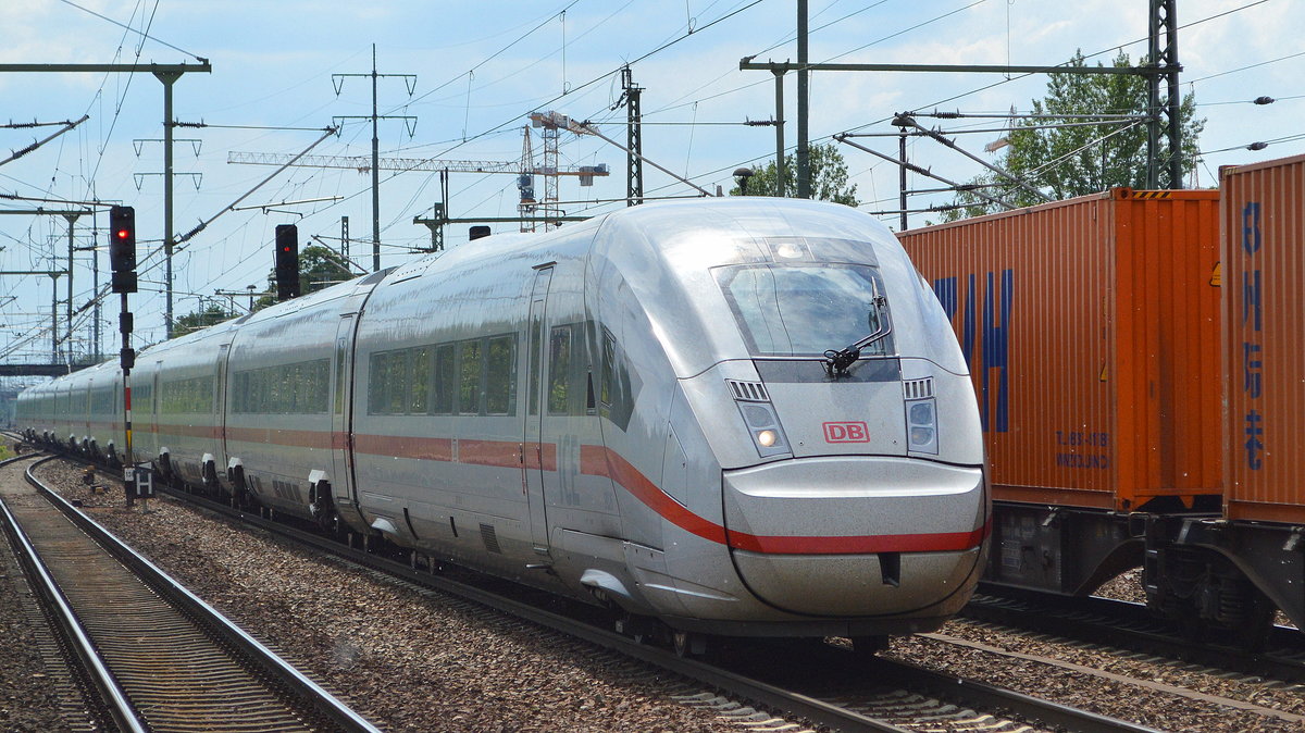 DB Fernverkehr mit dem Tz 9026 / 412 026 .... am 21.05.19 Durchfahrt Bf. Flughafen Berlin-Schönefeld. Den Tag flogen zeitweise massig weiße Flocken von den Bäumen durch die Luft.