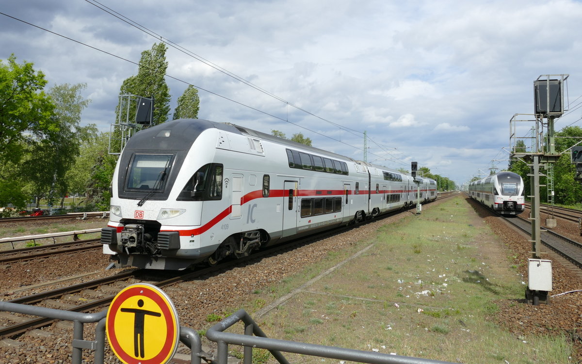 DB Fernverkehr mit IC2-Treffen auf den Gleisen 3 & 4 mit dem Triebzug 4110 109 im Vordergrund. Bei der Durchfahrt in Berlin-Jungfernheide Bhf.,  bereits im Mai 2020.