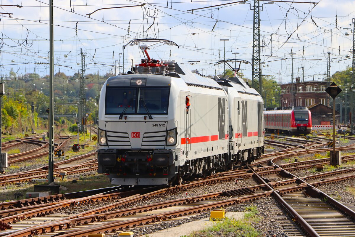 DB Fernverkehr Siemens Vectron DualMode 248 512 und 508 am 10.10.26 in Wiesbaden Hbf vom Bahnsteig aus fotografiert 