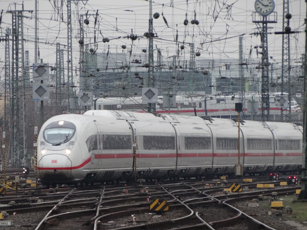 DB Fernverkehr Siemens Velaro D (BR 407) erreicht am 23.01.15 Frankfurt am Main Hbf von Bahnsteigende aus fotografiert per Zoom