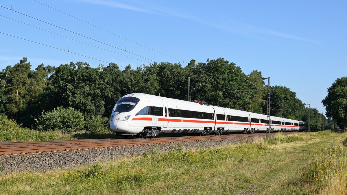 DB Fernverkehr Tz 1131 (411 031/531)  Trier  als unerkannter ICE mit 411 031 an der Spitze in Richtung Hannover (Rohrsen, 02.08.2022).