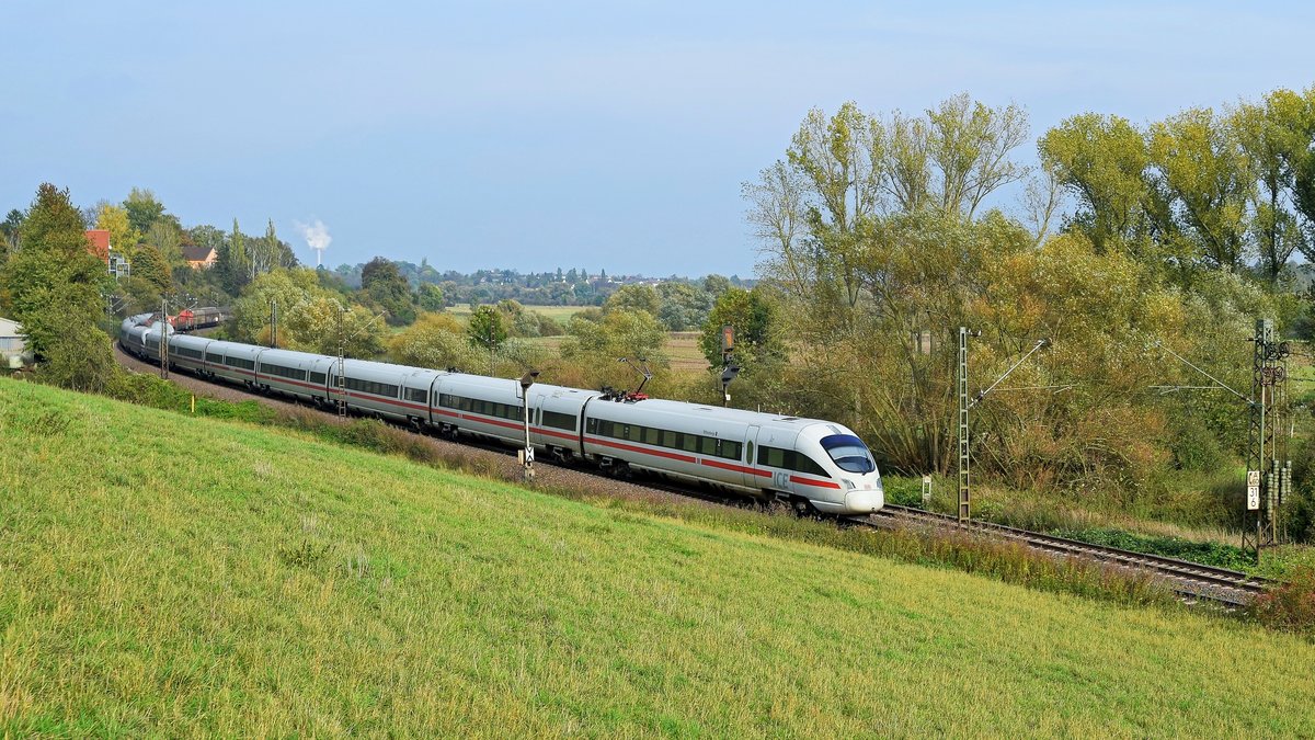 DB Fernverkehr Tz 1132 (411 032/532)  Wittenberge  und Tz 1167 (411 067/567)  Traunstein  als ICE 1689 / 1589 Hamburg-Altona - München Hbf / Bremen Hbf - München Hbf, ab Hannover Hbf vereinigt (Umleiter wegen Bauarbeiten auf der SFS Hannover - Göttingen) (Elze, 24.10.19).