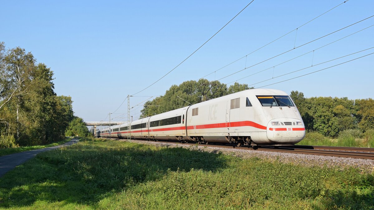 DB Fernverkehr Tz 152 (401 052/552)  Hanau , es führt 401 552, als ICE 929  Kieler Bucht  Hamburg-Altona - Nürnberg Hbf (zwischen Lembruch und Diepholz, 10.10.2021).