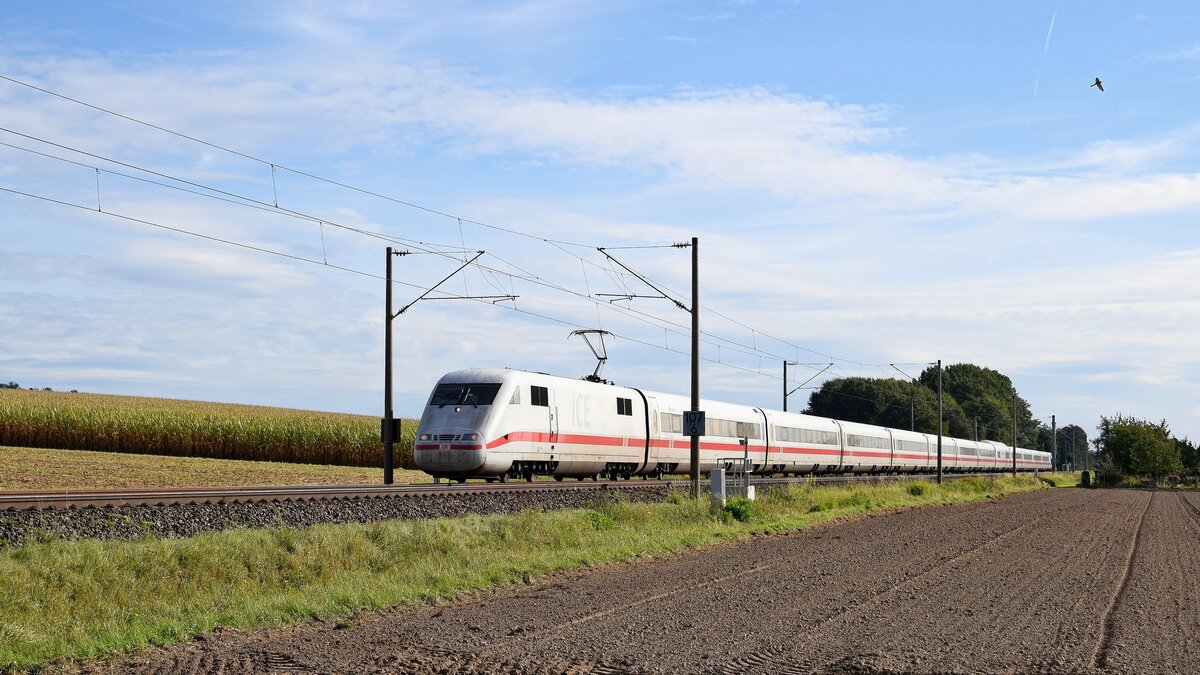 DB Fernverkehr Tz 153 (401 053/553)  Neumünster , es führt 401 053, als ICE 1150 Berlin Ostbf - Köln Hbf (bei Melle, 01.10.2021).