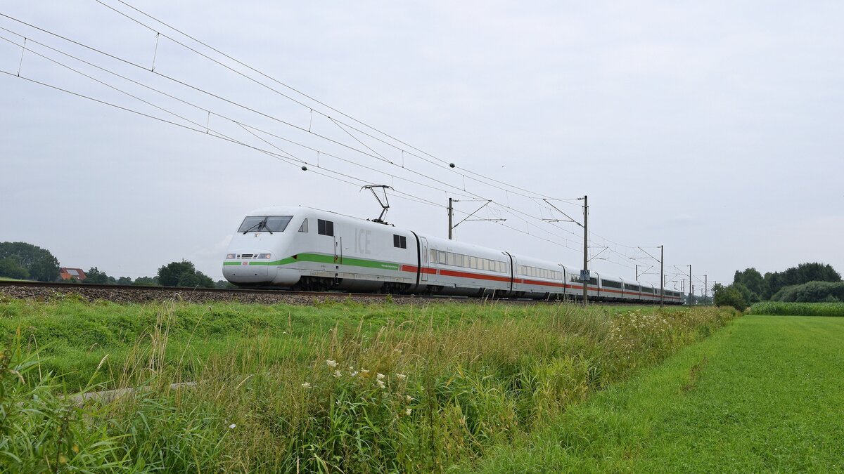 DB Fernverkehr Tz 155 (401 055/555)  Rosenheim  mit Werbung  Deutschlands schnellster Klimaschützer  als ICE 1150 Berlin Hbf (tief) - Düsseldorf Hbf (bei Melle, 21.07.2021).