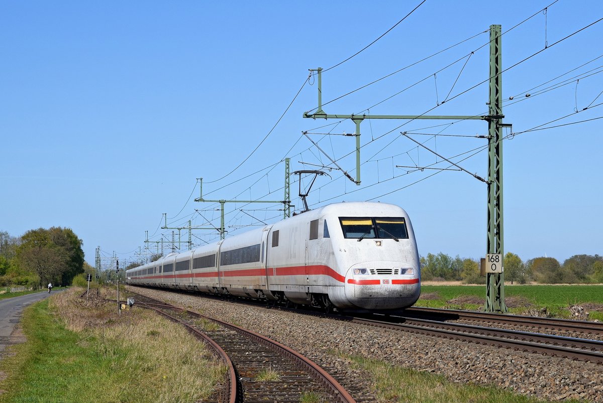 DB Fernverkehr Tz 162 (401 062/562)  Geisenheim-Rheingau  als ICE 929 Kiel Hbf - Regensburg Hbf. Fotografiert auf dem Bahnübergang über das z. Z. nicht mehr benutzte Anschlussgleis zum Fliegerhorst Diepholz (bei Diepholz, 17.04.2020).