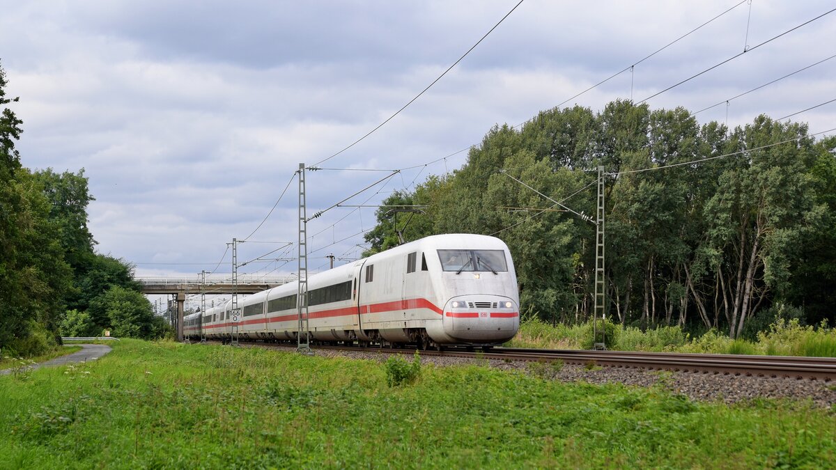DB Fernverkehr Tz 166 (401 066/566)  Gelnhausen  als ICE 929 Kiel Hbf - Passau Hbf mit mehr als 90 Minuten Verspätung aufgrund einer Bombenentschärfung in Hamburg (zwischen Lembruch und Diepholz, 25.08.2021).