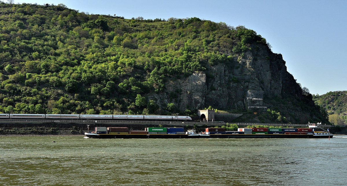 DB Fernverkehr Tz 1XX (401 0XX/5XX) als ICE 1024 Frankfurt (Main) Hbf - Hamburg-Altona kurz vor Einfahrt in den Kammerecktunnel (südl. der Loreley, 28.04.12).