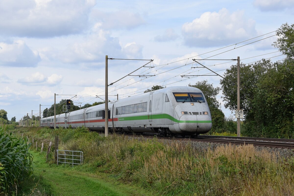 DB Fernverkehr Tz 212 (402 012)  Potsdam , mit Steuerwagen 808 012 voraus, mit Werbung  Deutschlands schnellster Klimaschützer  als ICE 735 Hamburg-Altona - Aachen Hbf (Hüde, 12.09.2021).