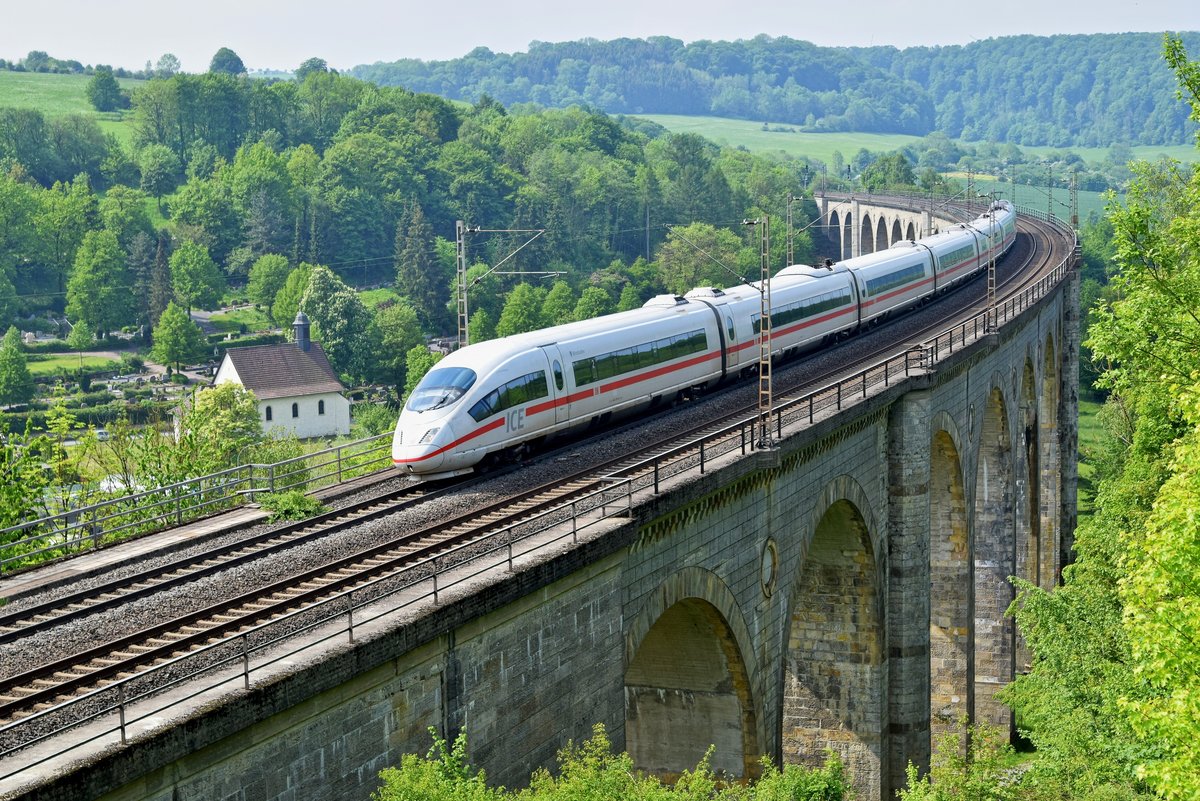 DB Fernverkehr Tz 311 (403 011/511)  Wiesbaden  als ICE 1223 Darmstadt Hbf - München Hbf auf dem Großen Viadukt Altenbeken (Bekeviadukt); Laufweg: Darmstadt - Frankfurt (M.) - SFS in Richtung Ruhrgebiet - Dortmund - Altenbeken - Kassel - Fulda - Würzburg - Nürnberg - München (Altenbeken, 23.05.19).