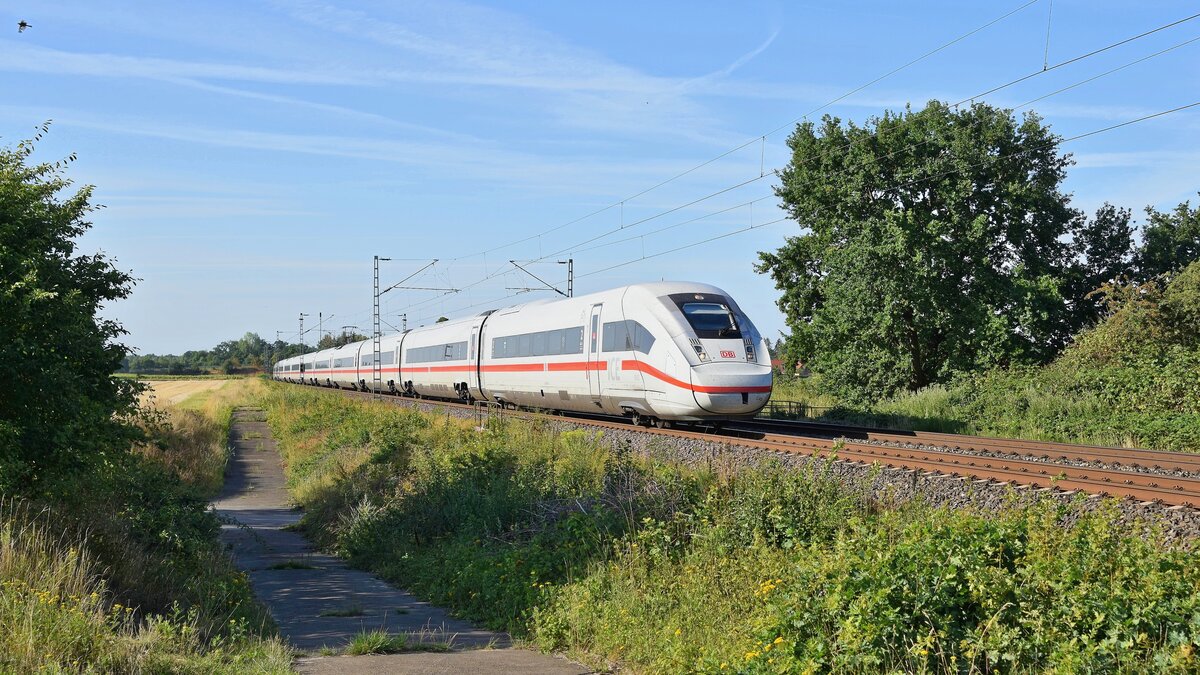 DB Fernverkehr Tz 9042 (412 042) als unerkannter ICE in Richtung Bremen, es führt 5812 042 (Rohrsen, 02.08.2022).