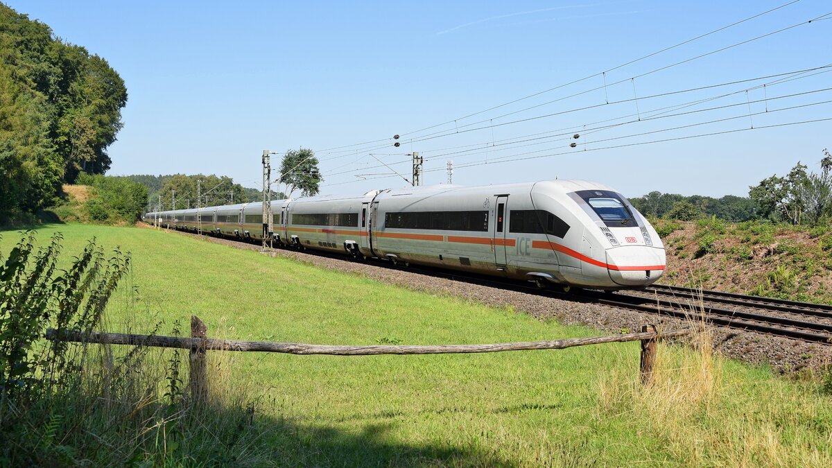 DB Fernverkehr Tz 9470 (412 070) als ICE 616 München Hbf - Hamburg-Altona, es führt 5812 070 (Bohmte-Stirpe, 12.08.2022).