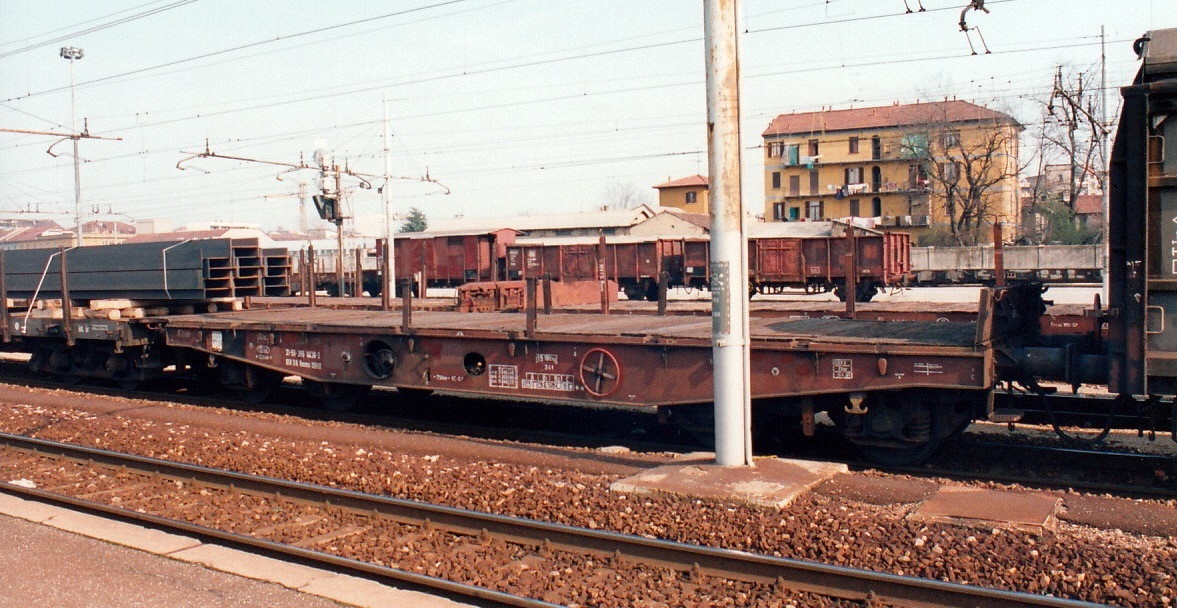 DB Flachwagen vom DR-Typ Rmms in Mailand, März 1995 - hier noch mit DR-Nr 31 50 396 0430-3 