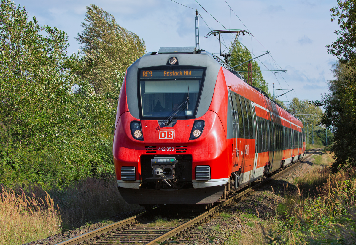DB FLIRT als RE 9 von Sassnitz nach Rostock vor dem Bahnübergang im km 270,5 bei Lancken. - 10.09.2017
